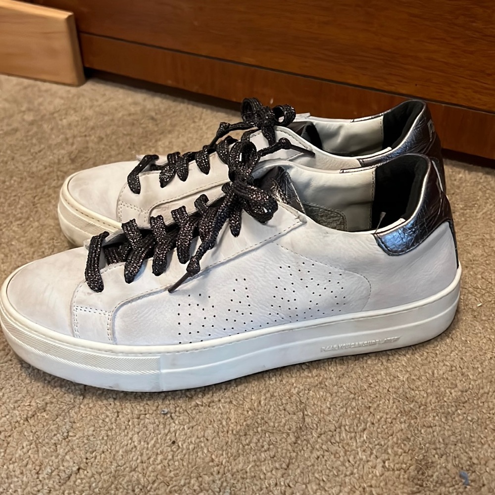 P448 sz 40 white/gray tennis shoe.